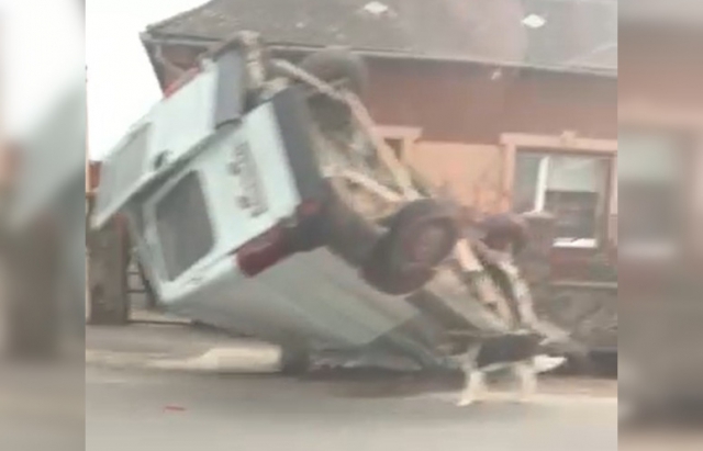 У мережі опублікували ФОТО та ВІДЕО ДТП на Закарпатті: Мікроавтобус злетів з дороги та перекинувся