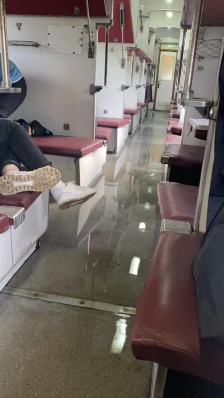 Нестерпний сморід та вода у вагоні: У потязі Рахів-Одеса прорив труби (ФОТО)