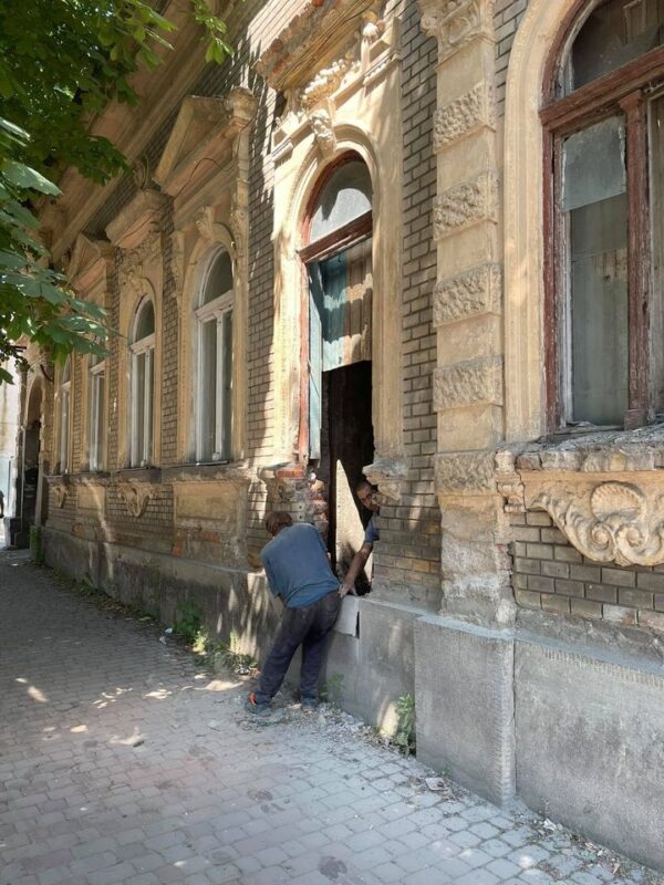 Терміново! Прямо зараз руйнують один із найважливіших будинків історичної забудови в Ужгороді (ФОТО)