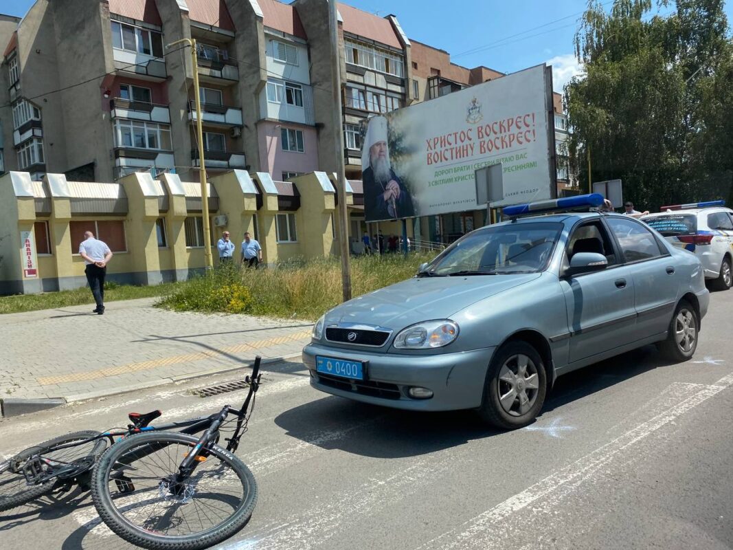 Фото: В Ужгороді поліцейський збив велосипедиста на пішохідному переході.