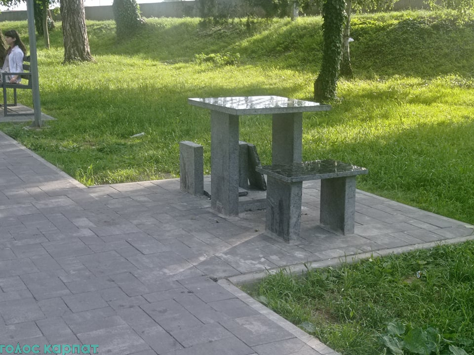 У Мукачеві вандали в парку понівечили шахову локацію (ФОТО)