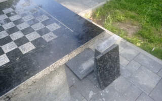 У Мукачеві вандали в парку понівечили шахову локацію (ФОТО)