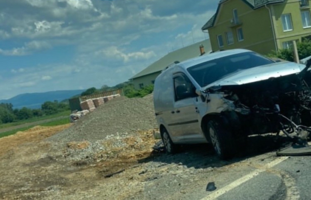 ДТП на Закарпатті: Від удару обидві автівки відкинуло на узбіччя (ФОТО. ВІДЕО)