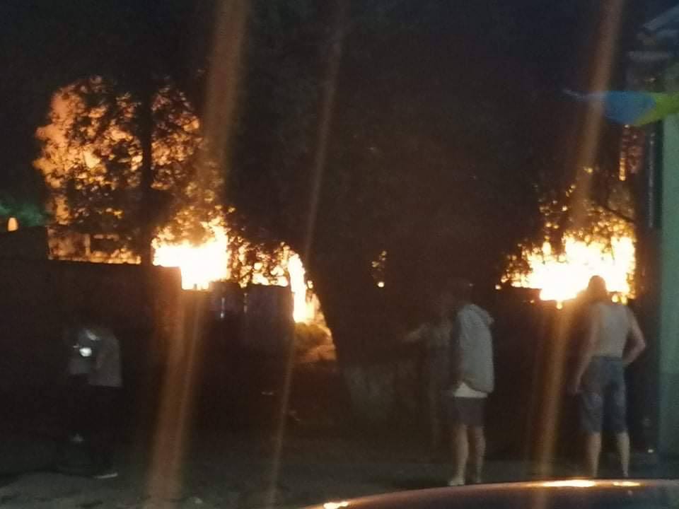 В Ужгороді велика пожежа: Один із ромів підпалив свою хату і палає ромський табір (ВІДЕО)