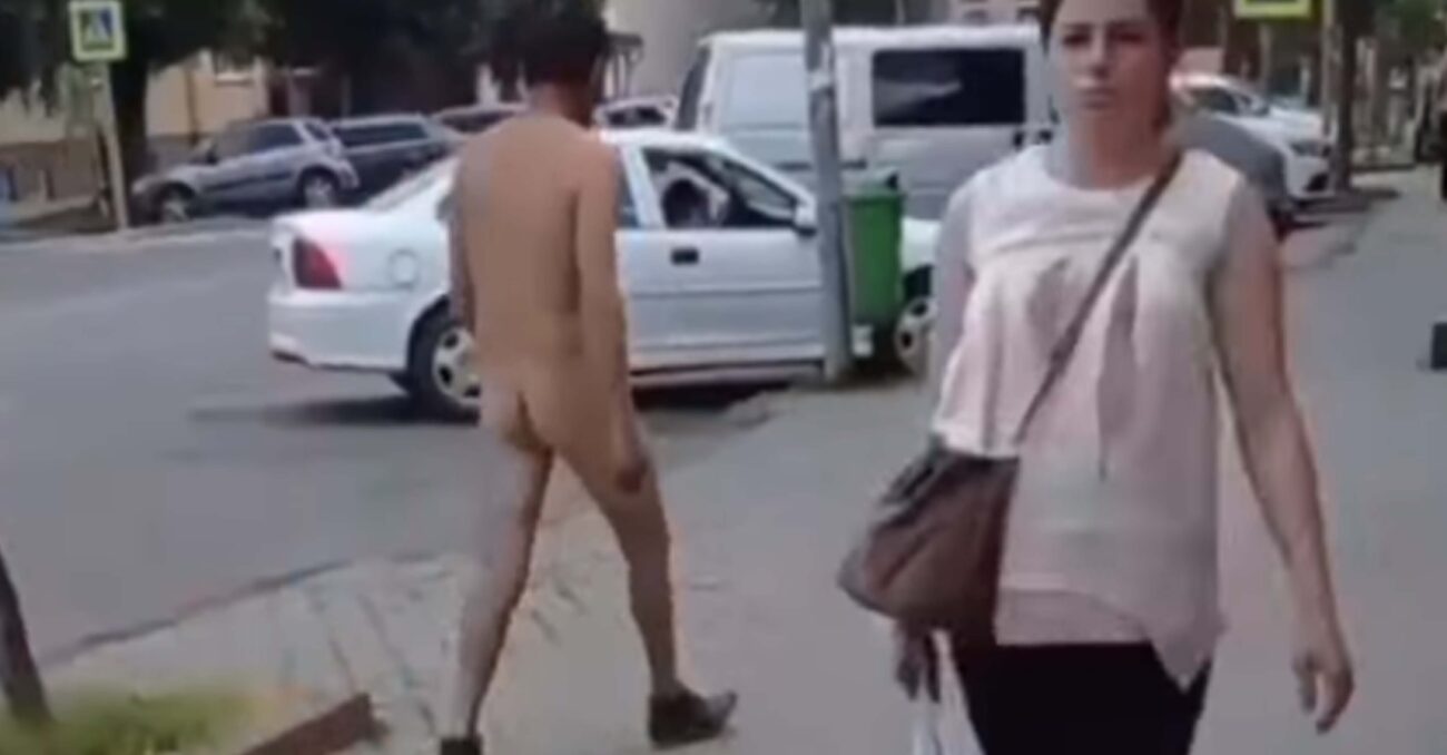Центром міста розгулює голий чоловік (ВІДЕО 18+)