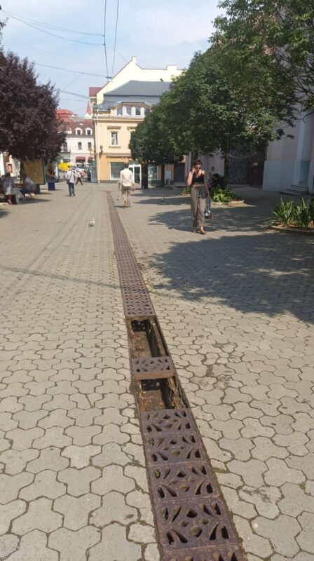 В Ужгороді масово крадуть решітки вуличної зливової мережі (ФОТО)
