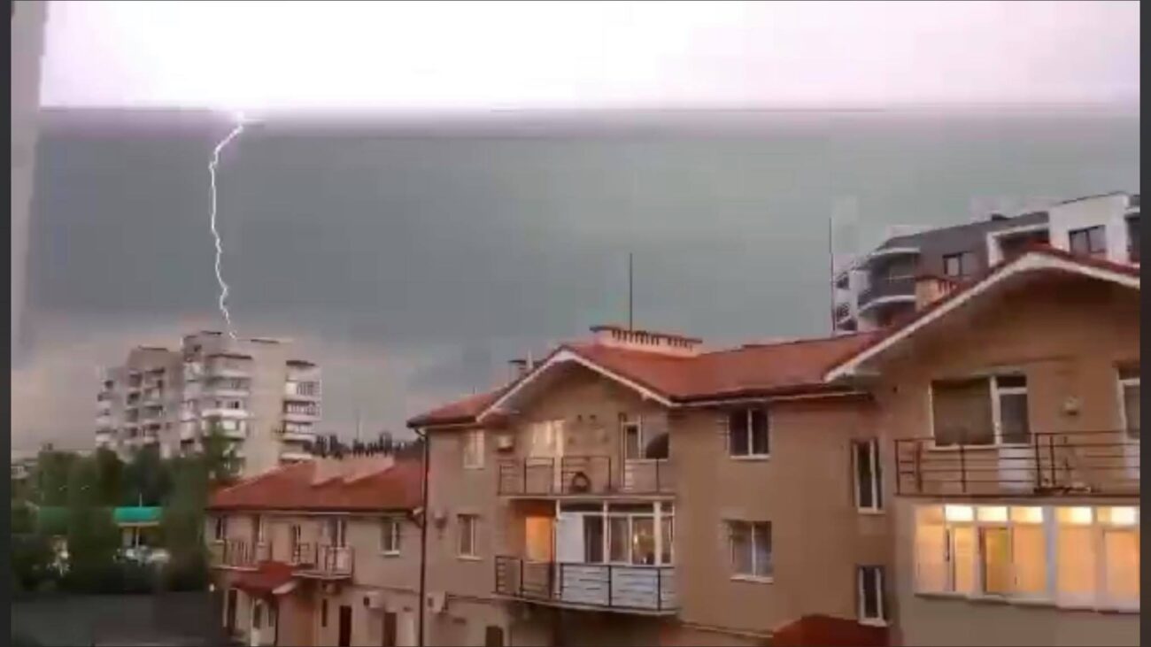 Блискавки розсікали небо навпіл: в мережі оприлюднили відео грози в Ужгороді (відео)
