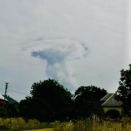 Не ядерний гриб і не торнадо: На Іршавщині сфотографували цікаве явище (ФОТО)