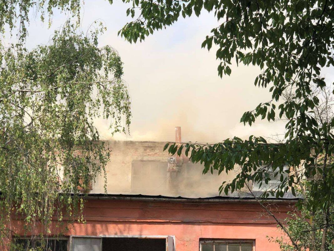 В Ужгороді горять склади механічного заводу (ФОТО)