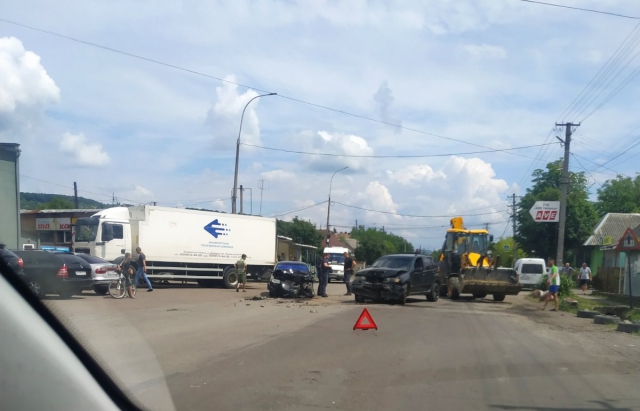 ДТП на Закарпатті: зіткнулися позашляховик та легковик (ФОТО)