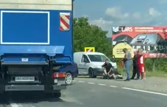З’явились фото та відео страшного ДТП на Закарпатті: Іномарка "врізалась" у вантажівку