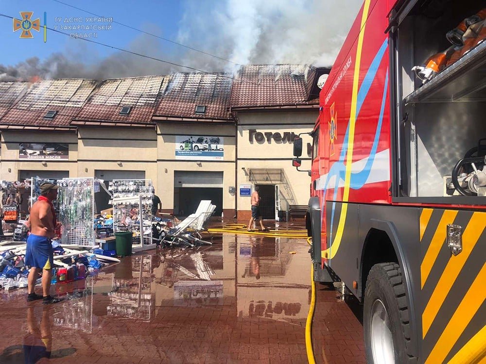 Опублікували фото пожежі на СТО на Тячівщині