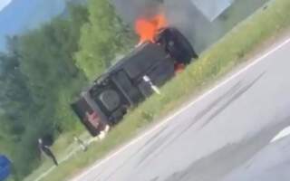 Шматки шин валяються на дорозі, – з’явилось відео палаючої автівки на трасі між Ужгородом та Мукачевом