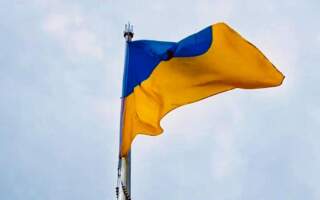 В Ужгороді підняли синьо-жовтий прапор на 30-метрову висоту
