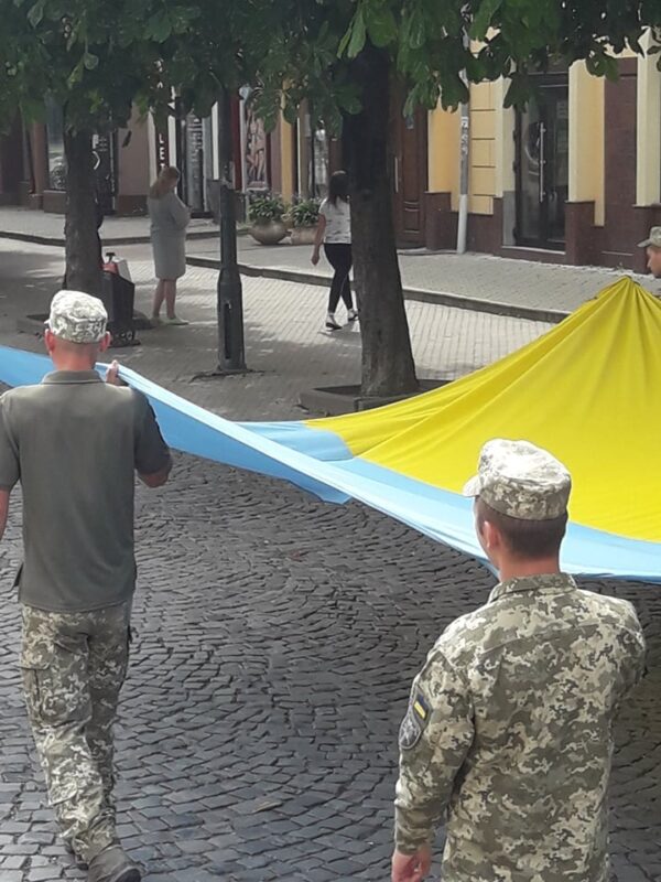 "Розірваний. Штопаний. Заплямований", - у Мукачево на державне свято повісили розірваний стяг (ФОТО. ВІДЕО)