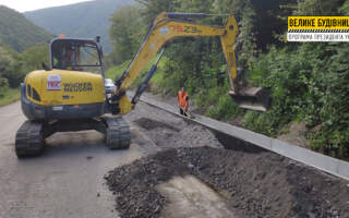 У межах ремонту дороги в Нижньому Бистрому встановлюють водостічні лотки