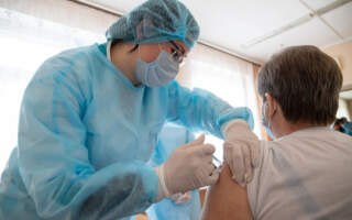 “Хто сказав, що 80% вакцинованих вчителів – це гарантія того, що ніхто не хворітиме? Це висмоктано з пальця”, – лікар розповів, хто найкраще захищений від коронавірусу