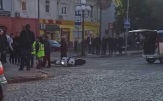 Ранкова ДТП на Закарпатті: Автомобіль зіштовхнувся з мотоциклістом (ФОТО)