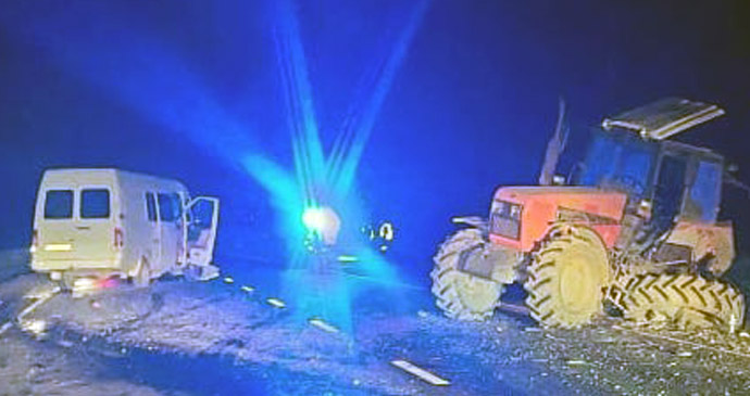 Моторошна нічна ДТП на Закарпатті: Пасажирський автобус врізався у трактор (ФОТО)
