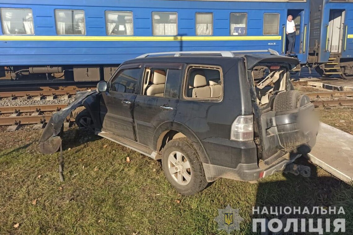 Потяг "Лисичанськ-Ужгород" протаранив авто (ФОТО)