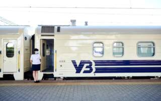 Потяг “Лисичанськ-Ужгород” протаранив авто (ФОТО)