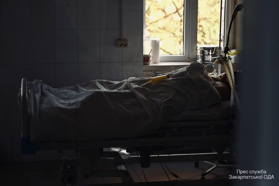 Врятувати вдається не кожного: Показали, що відбувається у ковідних відділеннях Закарпаття (ФОТО)