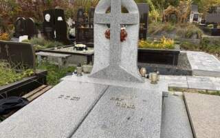 Вандали в Ужгороді на кладовищі понищили могилу відомого закарпатця (ФОТО)