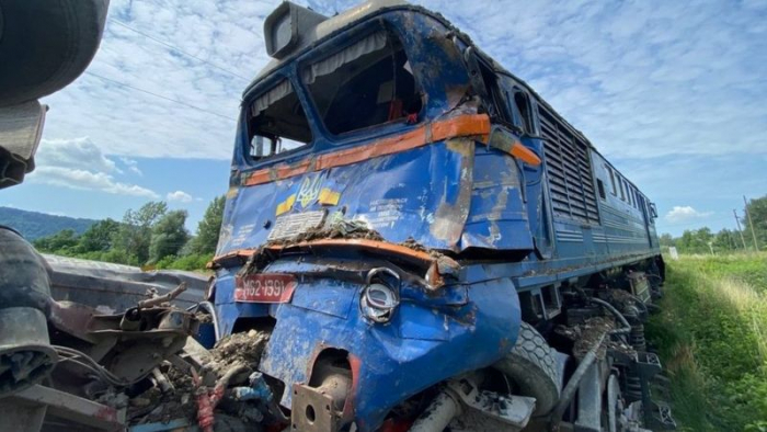 Локомотив пошкоджений: На Закарпатті поїзд зніс позашляховик