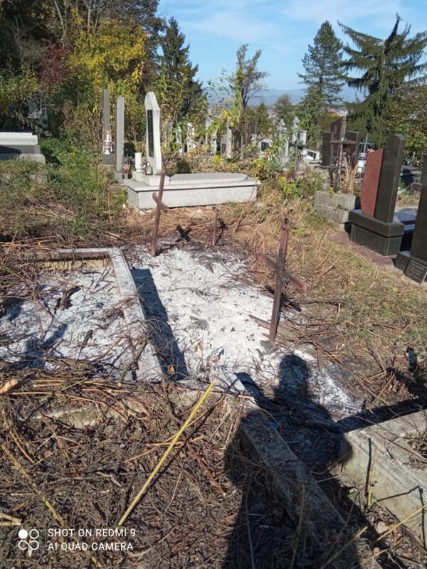 "Згоріли не лише відходи, а й могили!", - пожежа знищила могила на Хустському цвинтарі (ФОТО)