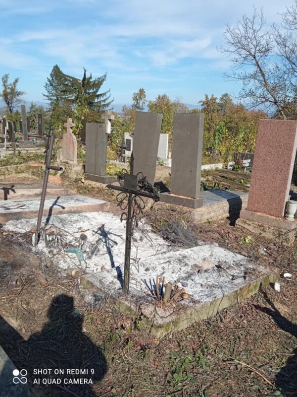 "Згоріли не лише відходи, а й могили!", - пожежа знищила могила на Хустському цвинтарі (ФОТО)