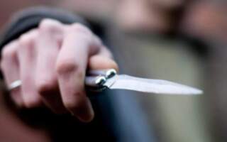 Самогубство на Тячівщині: чоловік вдарив себе ножем у живіт