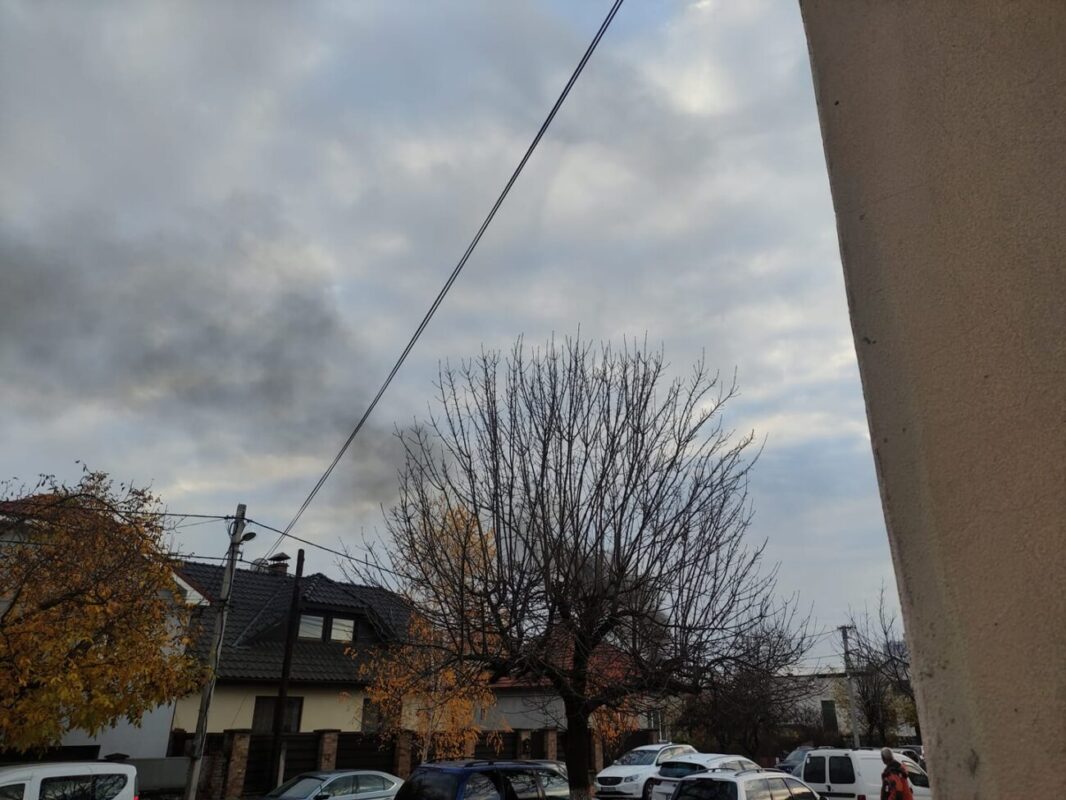 Екскаватор вибухнув декілька разів: З’явилось фото та відео пожежі біля школи в Ужгороді