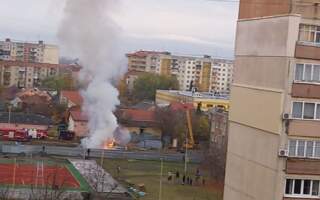 Екскаватор вибухнув декілька разів: З’явилось фото та відео пожежі біля школи в Ужгороді