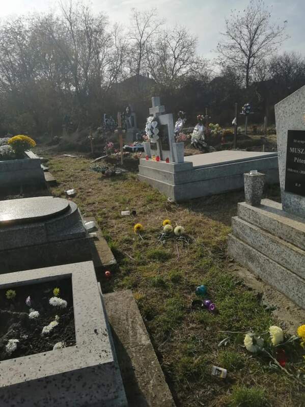 На Закарпатті нелюди поруйнували пам’ятники на цвинтарі (ФОТО)