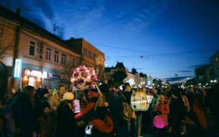 Із посмішками на обличчі та саморобними ліхтариками в руках: у Мукачеві відзначили День Святого Мартина