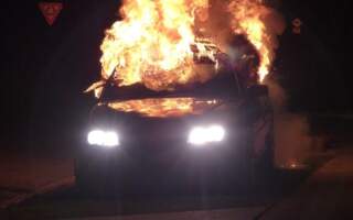 З’явилось відео палаючої автівки посеред вулиці Закарпатського міста