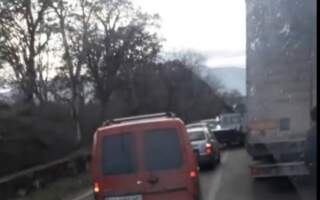 Масштабна автотроща у переддень Миколая: На Закарпатті зіткнулись дві легкові автівки та вантажівка (ФОТО)