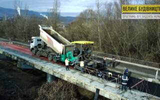 На Перечинщині ремонт частини 120-метрового мосту на завершальному етапі (ФОТО)
