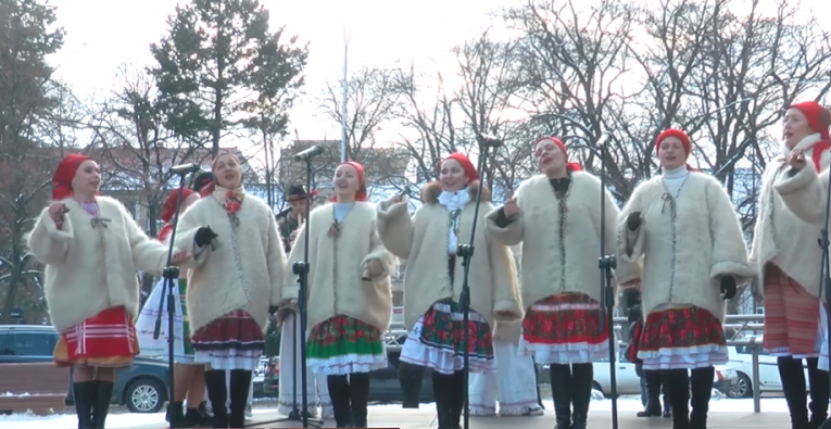 Ужгород колядує: в центрі міста лунали різдвяні пісні (ВІДЕО)