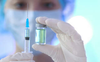 Чи безпечно вакцинуватися проти COVID-19 при…?: 5 відповідей на поширені питання про щеплення