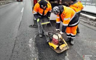 На Закарпатті дорожники продовжують виконувати роботи по аварійному ямковому ремонту на автодорозі М-06 Київ-Чоп