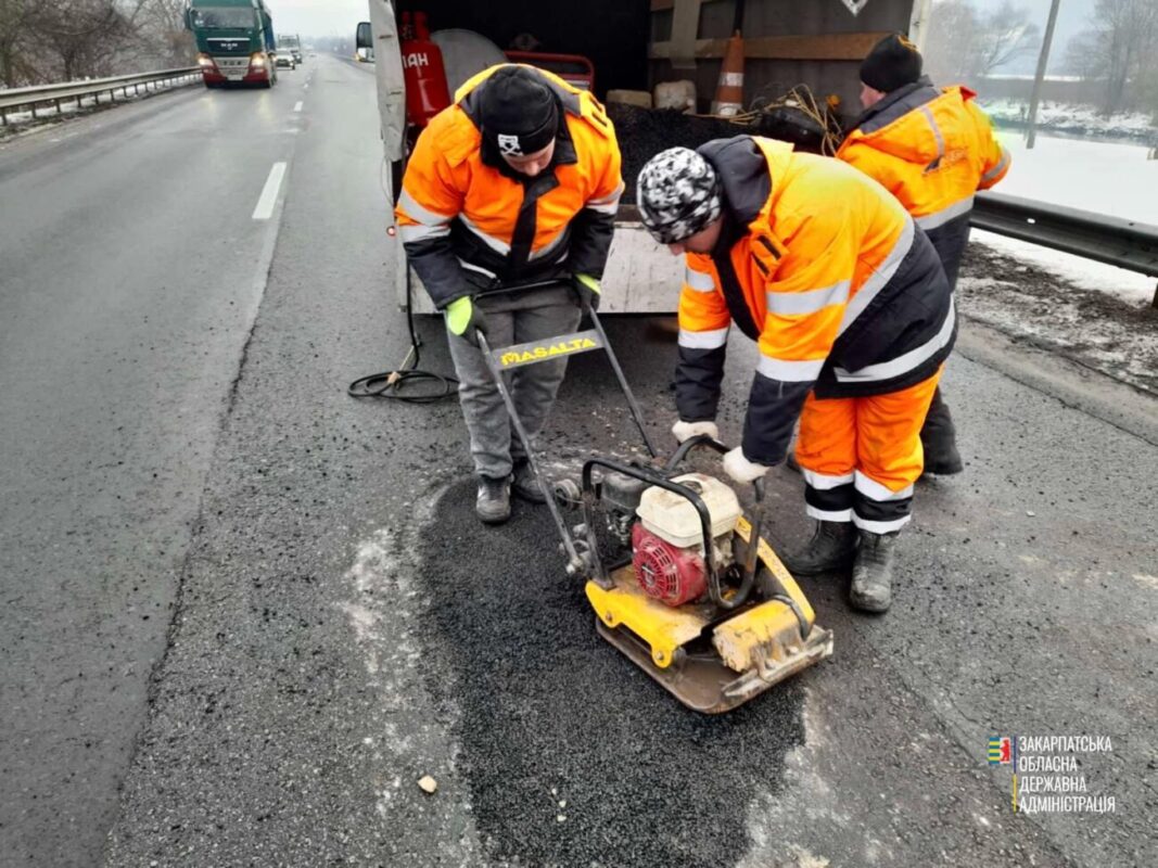 На Закарпатті дорожники продовжують виконувати роботи по аварійному ямковому ремонту на автодорозі М-06 Київ-Чоп