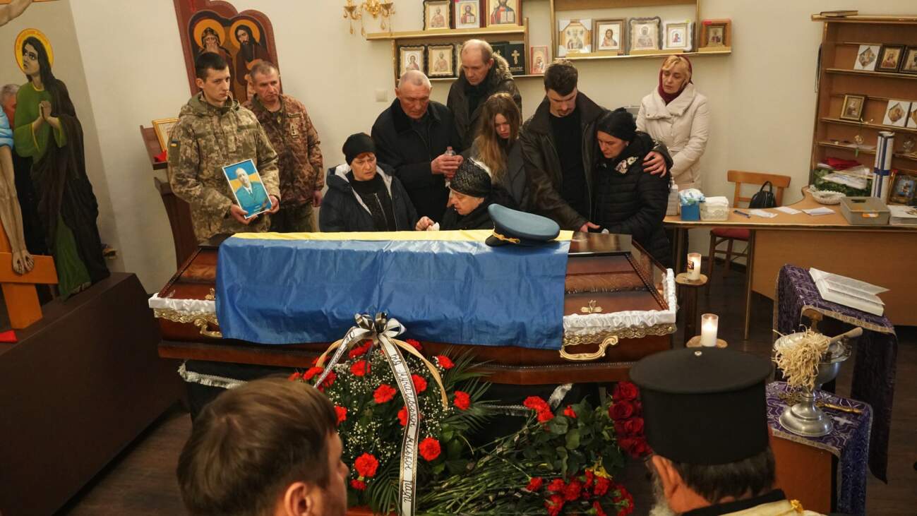 Загинув за Україну: Закарпаття прощається із полеглим Героєм, майором Андрієм Люташиним