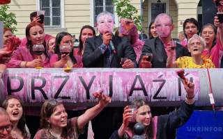 Орбан, кров і танці на кістках: у Варшаві влаштували протест біля посольства Угорщини (ВІДЕО)