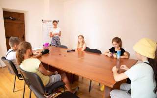 Для дітей-переселенців в Ужгороді проводять навчання в ігровій формі