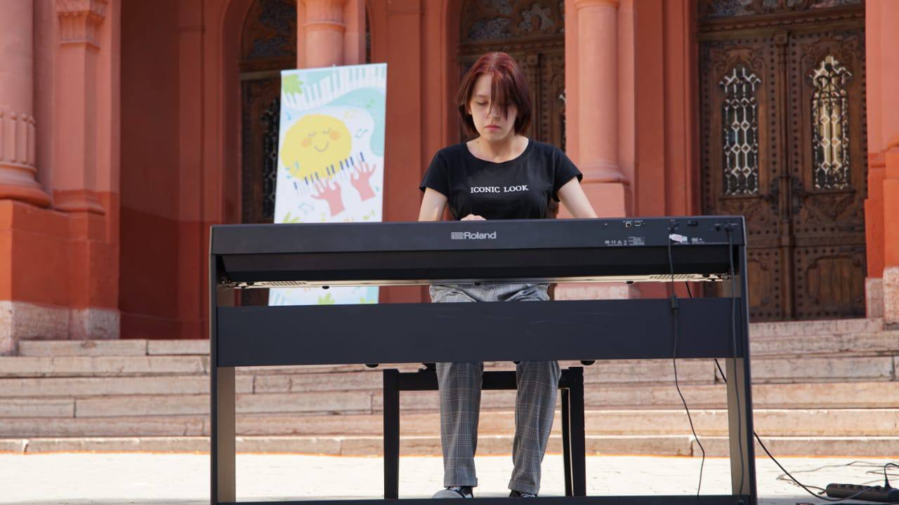 «Фестиваль вуличного піаніно» провели в Ужгороді (ФОТО. ВІДЕО)
