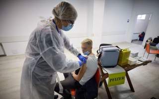 В Україні дозволили бустерну COVID-дозу дітям 12-17 років