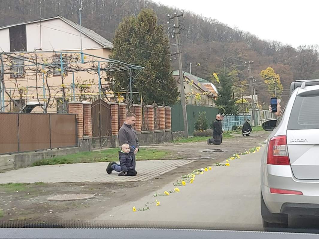 На Закарпатті на колінах провели в останню путь відразу двох Героїв (ФОТО)