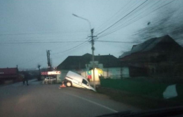 ДТП на Берегівщині: Автівка опинилася в кюветі (ФОТОФАКТ)