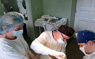 У Закарпатській обласній лікарні з метою запобігти ампутації чоловіку провели реконструкцію кисті